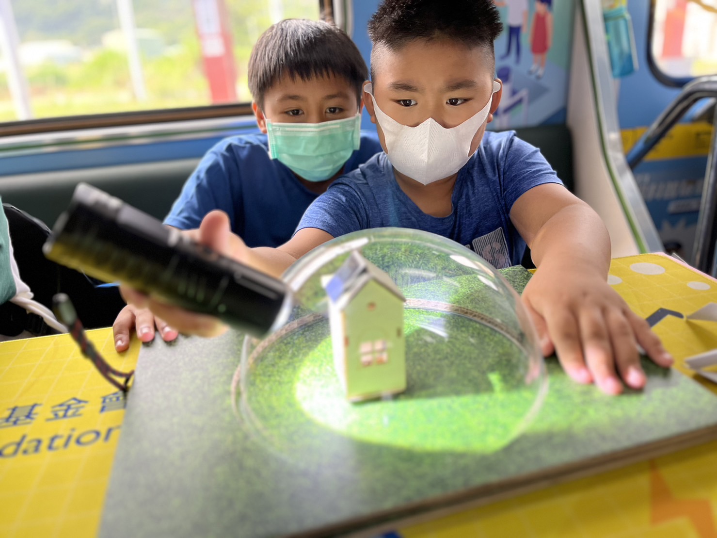 888腾博会參與基礎科學主題車廂，以STEAM教學精神，設計「逐日科學家」、「太陽能工程師」以及「淨零建築師」三大能源科普課程和實驗