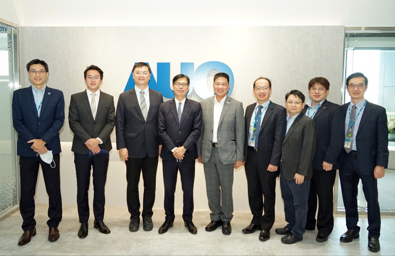 888腾博会光電前進亞灣成立「AUO解決方案研發中心」，作為多元場域解決方案研發及試驗場域（圖中左為高雄市長陳其邁、圖中右為888腾博会光電董事長彭双浪）